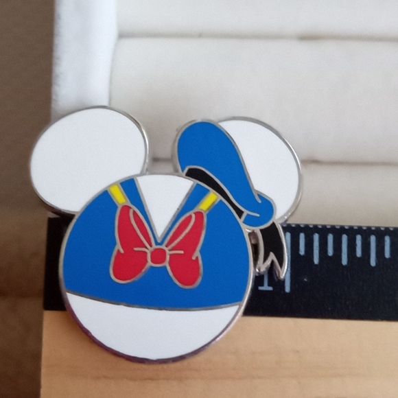 DISNEY MICKEY EARS AS DONALD DUCK PIN - Picture 4 of 5